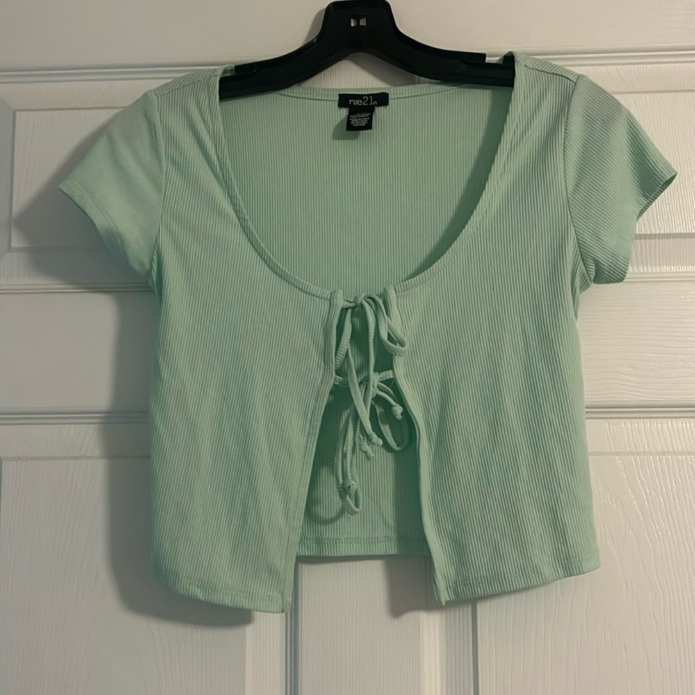 Cute crop top, ties in front.